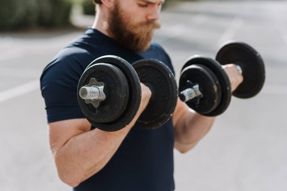Halteres academia como fortalecer bíceps e tríceps